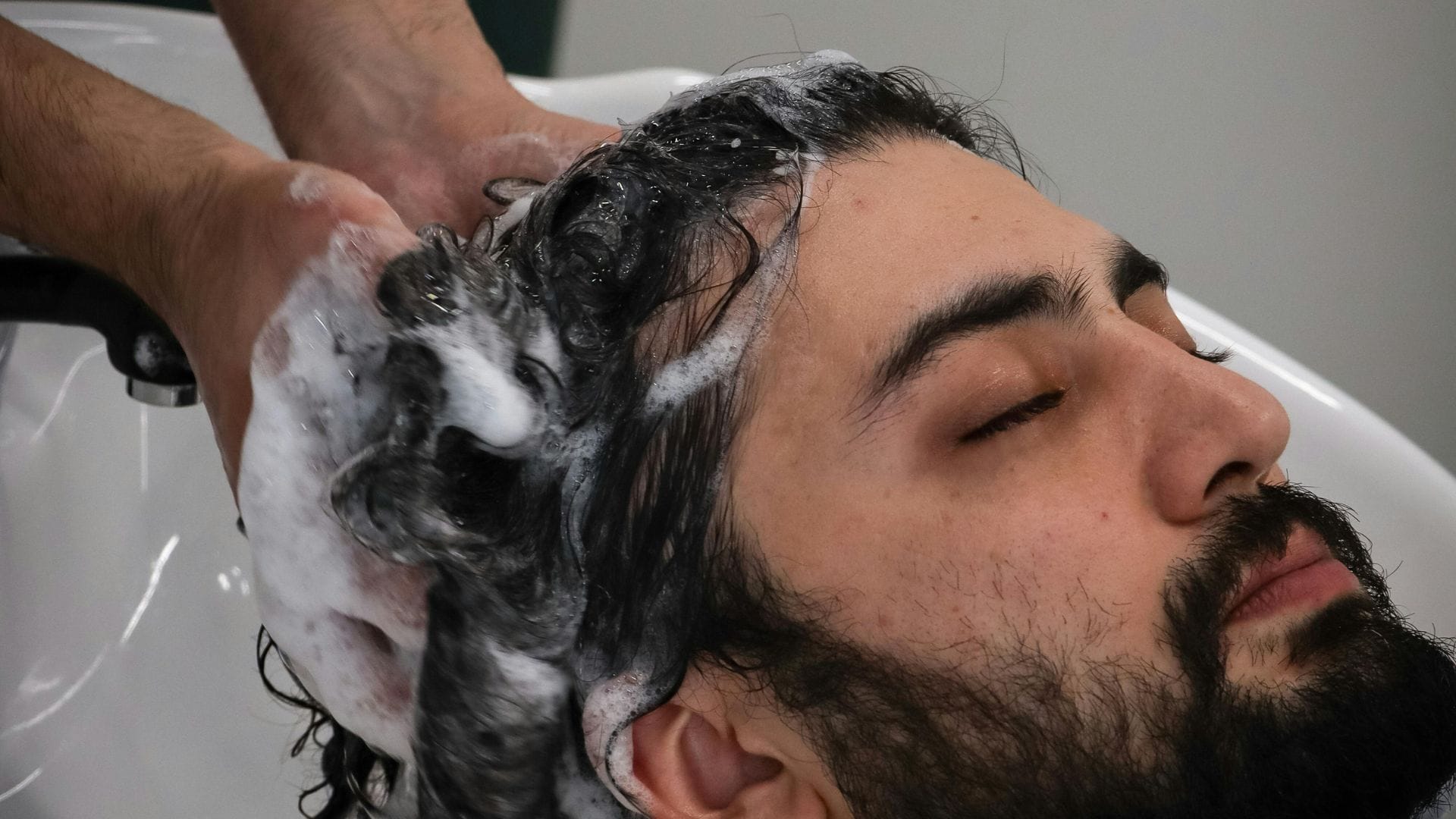 10 Mistakes Men Make When Washing Their Hair