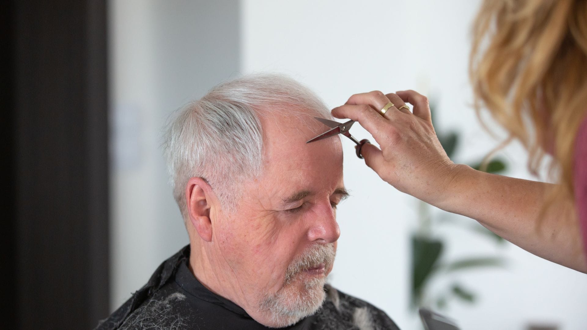 10 Senior Haircut Styles That Never Go Out of Fashion