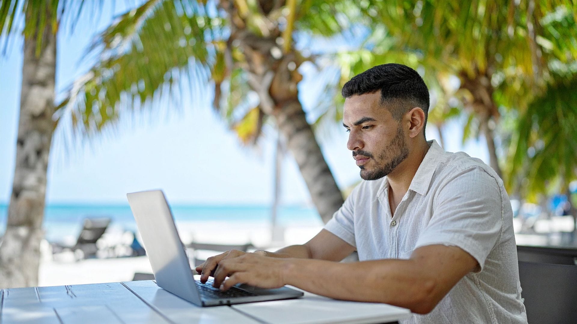 15 Hairstyles Perfect for Beach Vacations